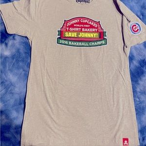 Johnny Cupcakes, NEW in bag, Adult Large
BAKEBALL CHAMPS MLB Chicago Cubs shirt
